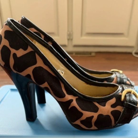 Mossimo Black and Tan Buckle Heels - Picture 2 of 3